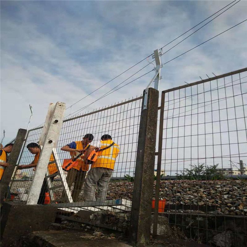 守护铁路安全:坚固耐用的铁路护栏网