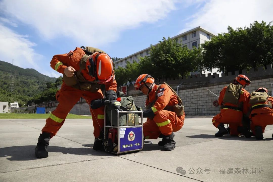 福建福州:常备不懈抓战备 灭火拉动练能力