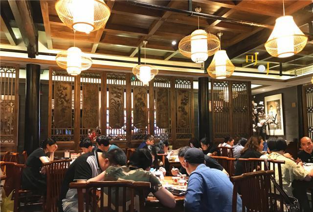 嘉兴月河街区的晚餐,两个人三个菜165元,酒吧一条街夜景美极了