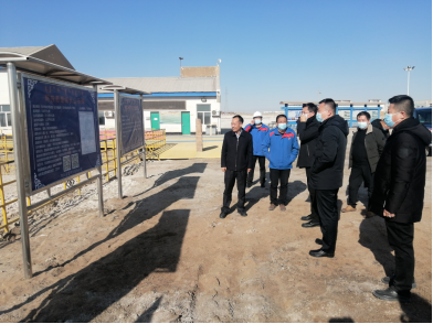 阿拉善盟副盟长,湖长雷海开展巡湖调研工作