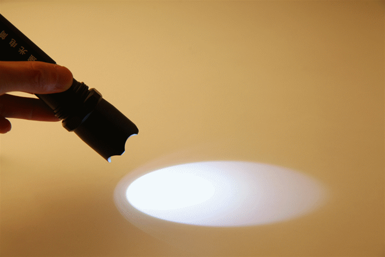 一束光线的命运关闭手电筒光源后光线会消失还是继续传播