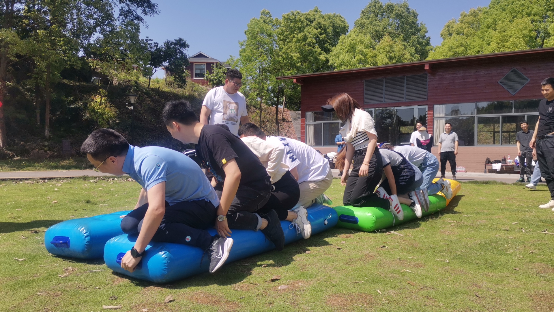 大家房产宜昌公司员工天龙湾户外拓展训练团建活动