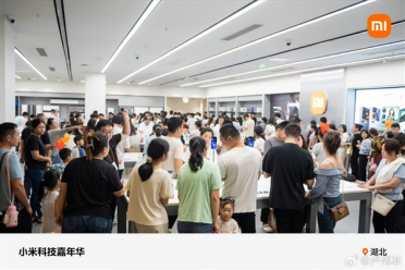 小米门店人山人海 卢伟冰：供应链团队驻厂 尽快供应小米17 Pro Max