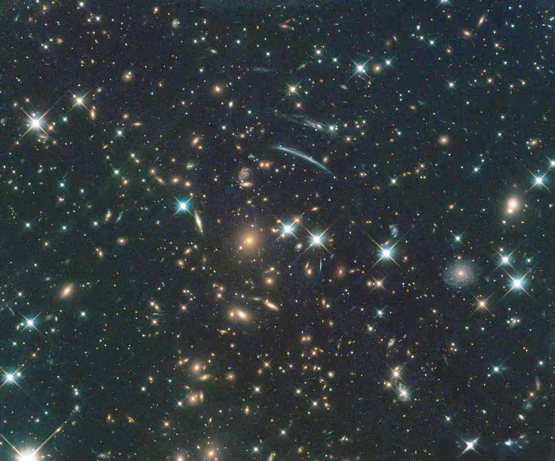为什么宇宙的背景辐射是均匀的？