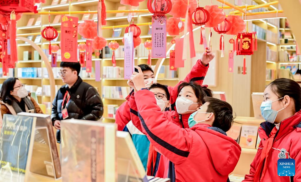 chinese people celebrate lantern festival