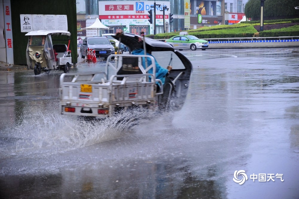河南汝州暴雨再起 街上行车水花四溅