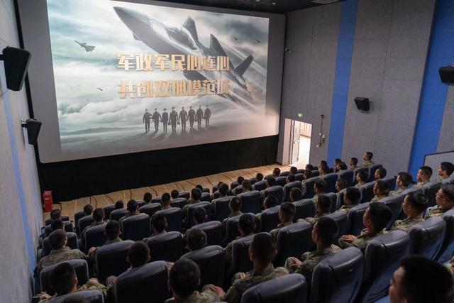 罗溪镇退役军人服务站开展送电影进军营活动