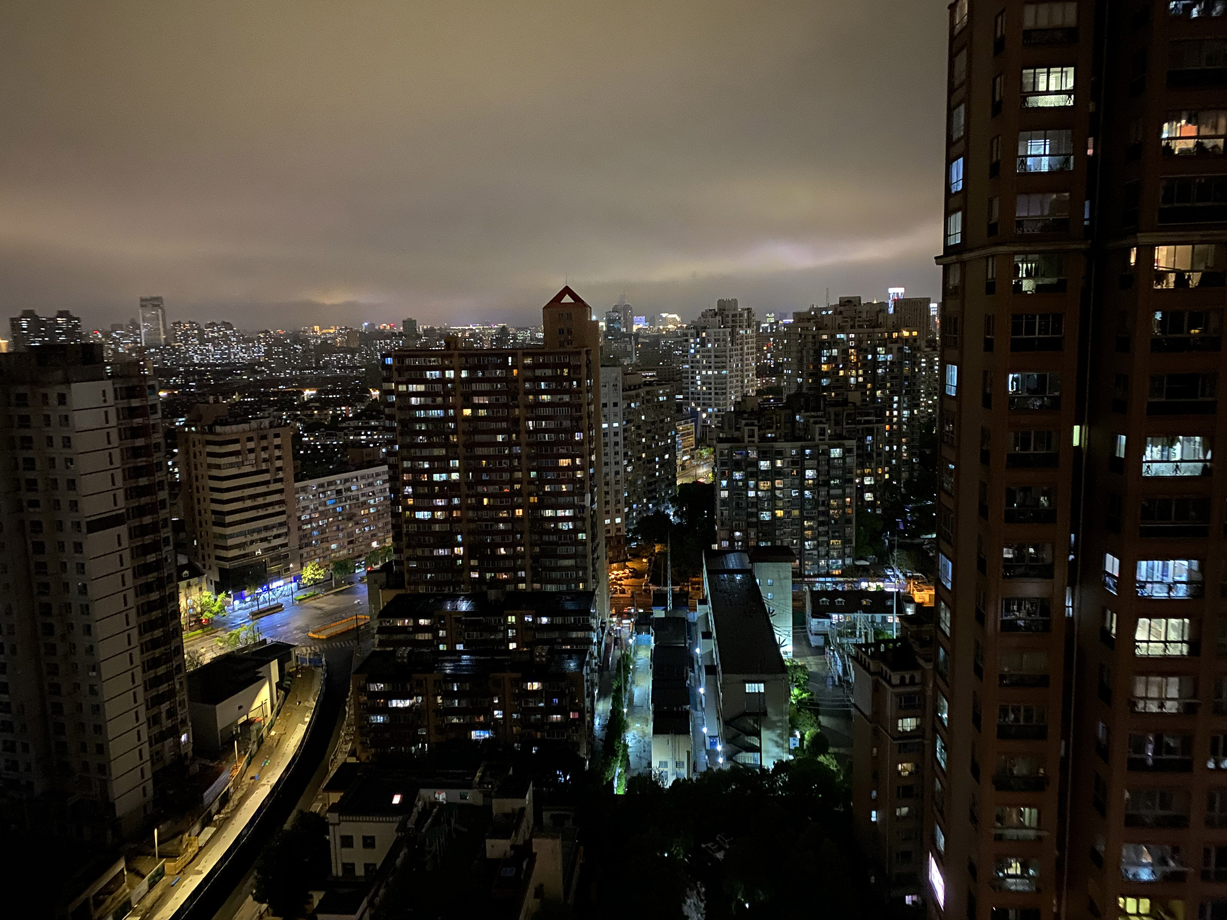 摄影记疫|窗外的万家灯火,每一盏都照亮黑夜