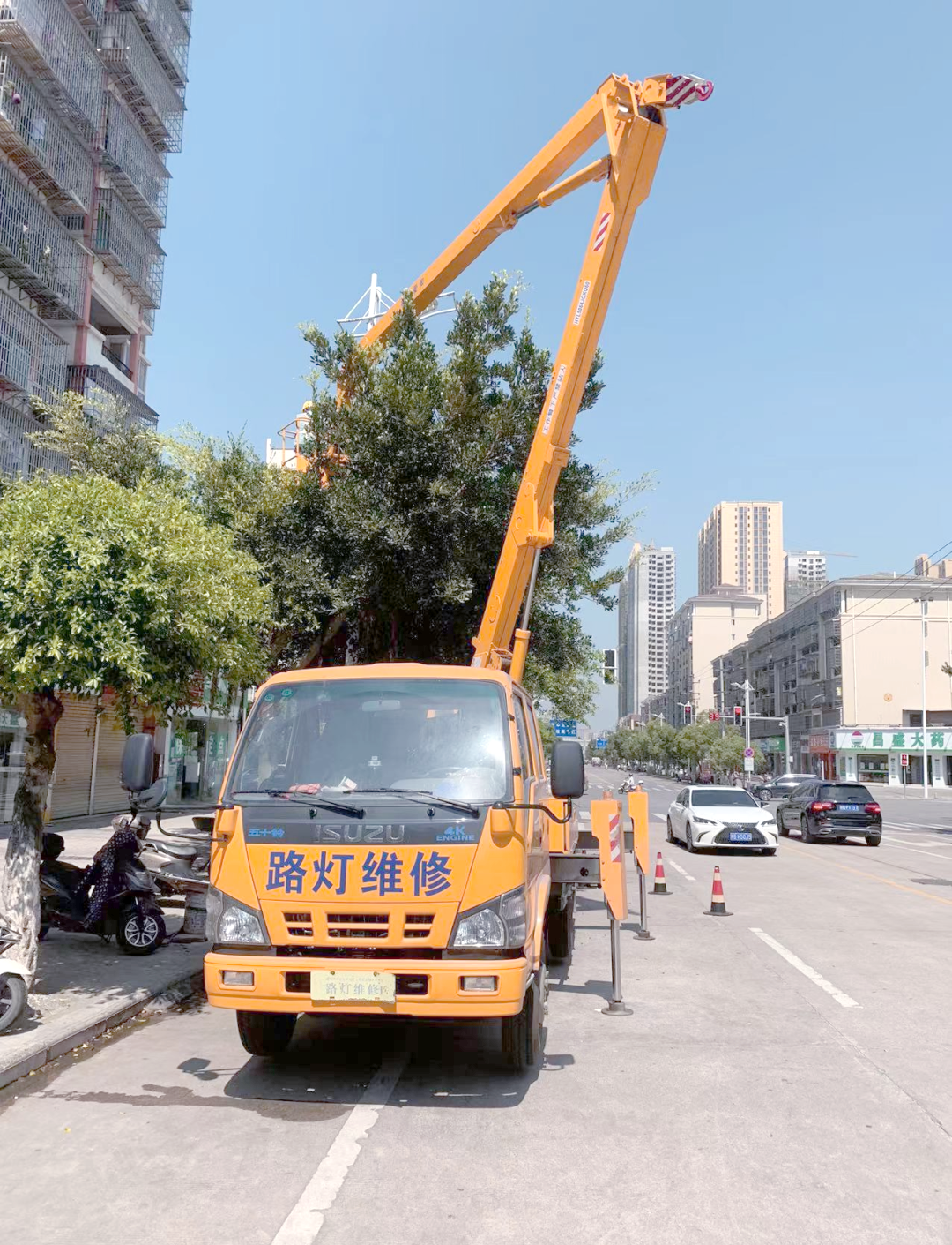 为确保群众夜间出行的安全与便利,赣州经开区公服中心持续强化对路灯