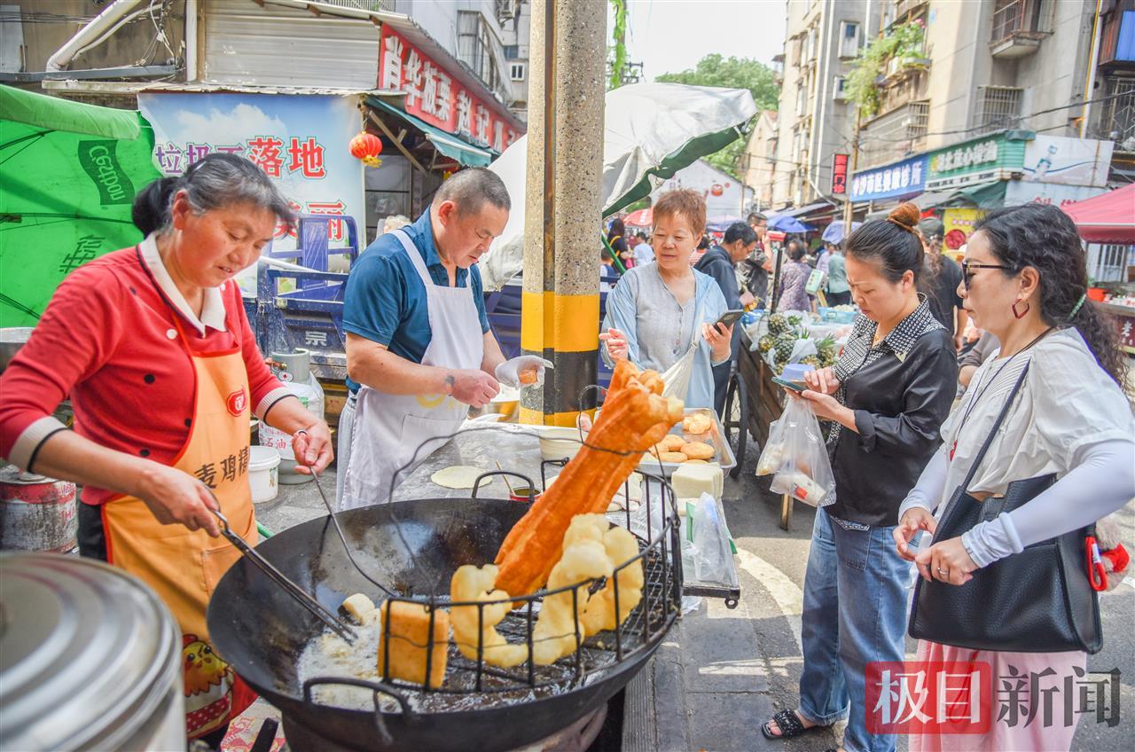彭孝砚（左二）和妻子刘春兰（左）在荆州市沙市区中山街道大赛巷的小吃摊忙碌 （极目新闻记者 黄志刚 摄）.jpg
