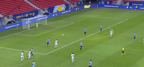 第7分钟,梅西右路带球内切低射,穆斯莱拉倒地扑出,劳塔罗-马丁内斯