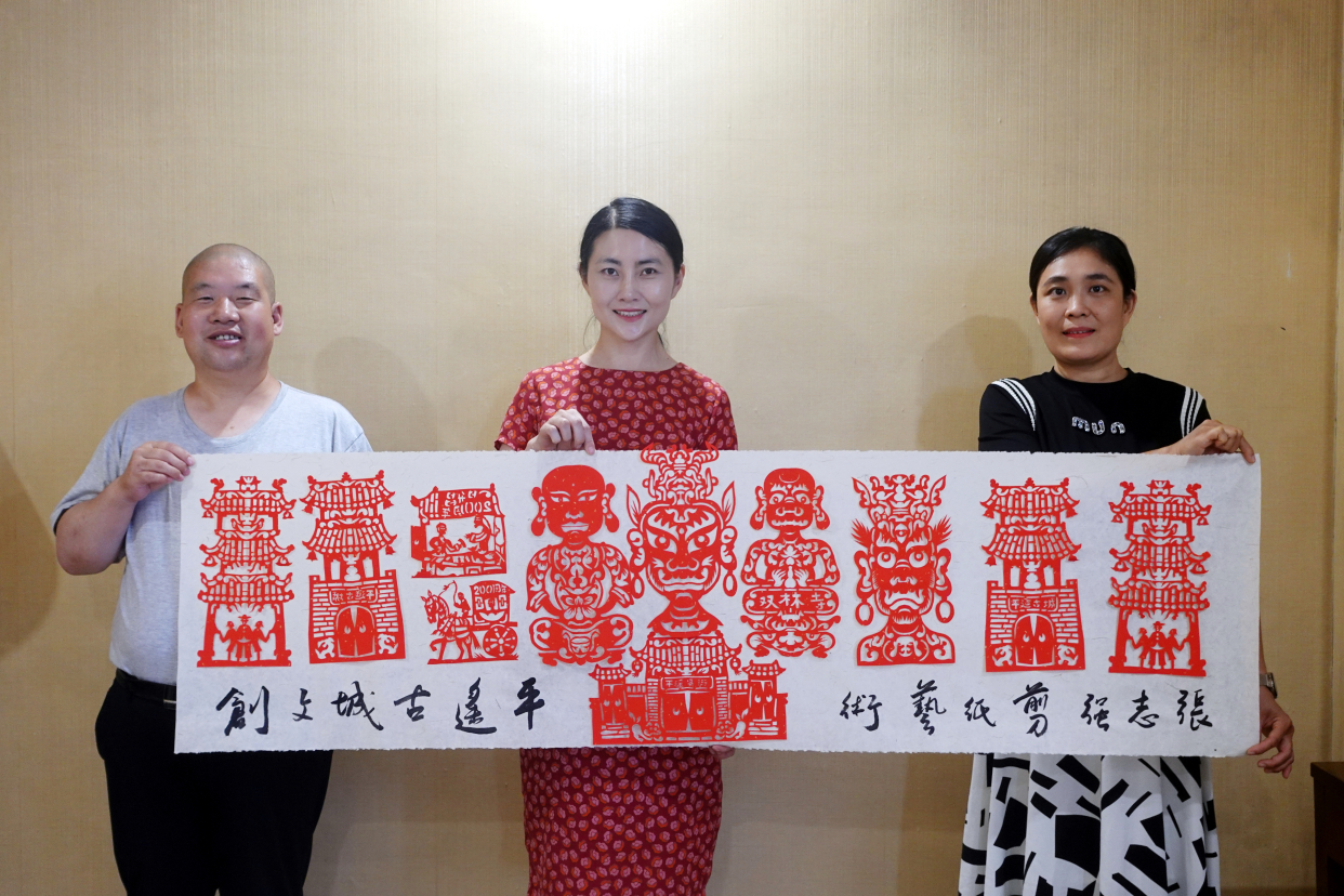 蔡铁军山水画作品 张志强剪纸作品被平遥文旅局永久收藏