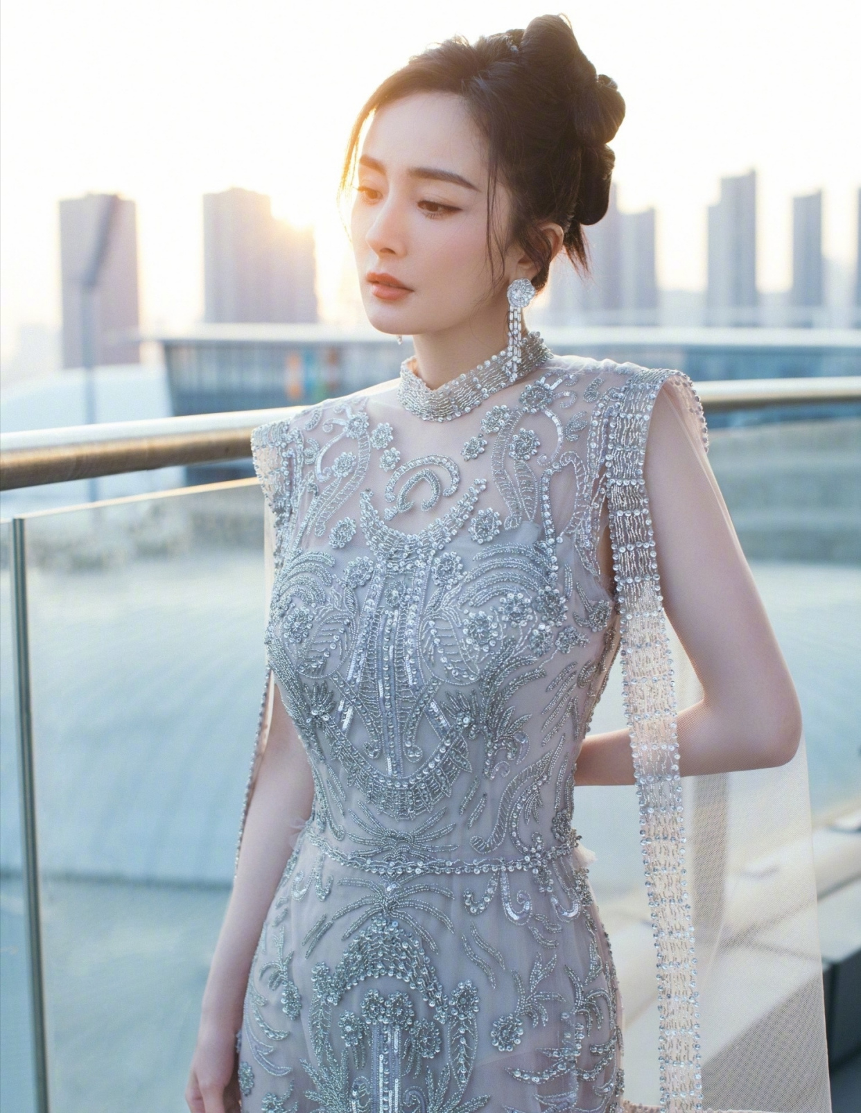 杨幂红毯造型,粉色蓬蓬纱裙灵动少女,金色碎钻流沙长裙性感妩媚