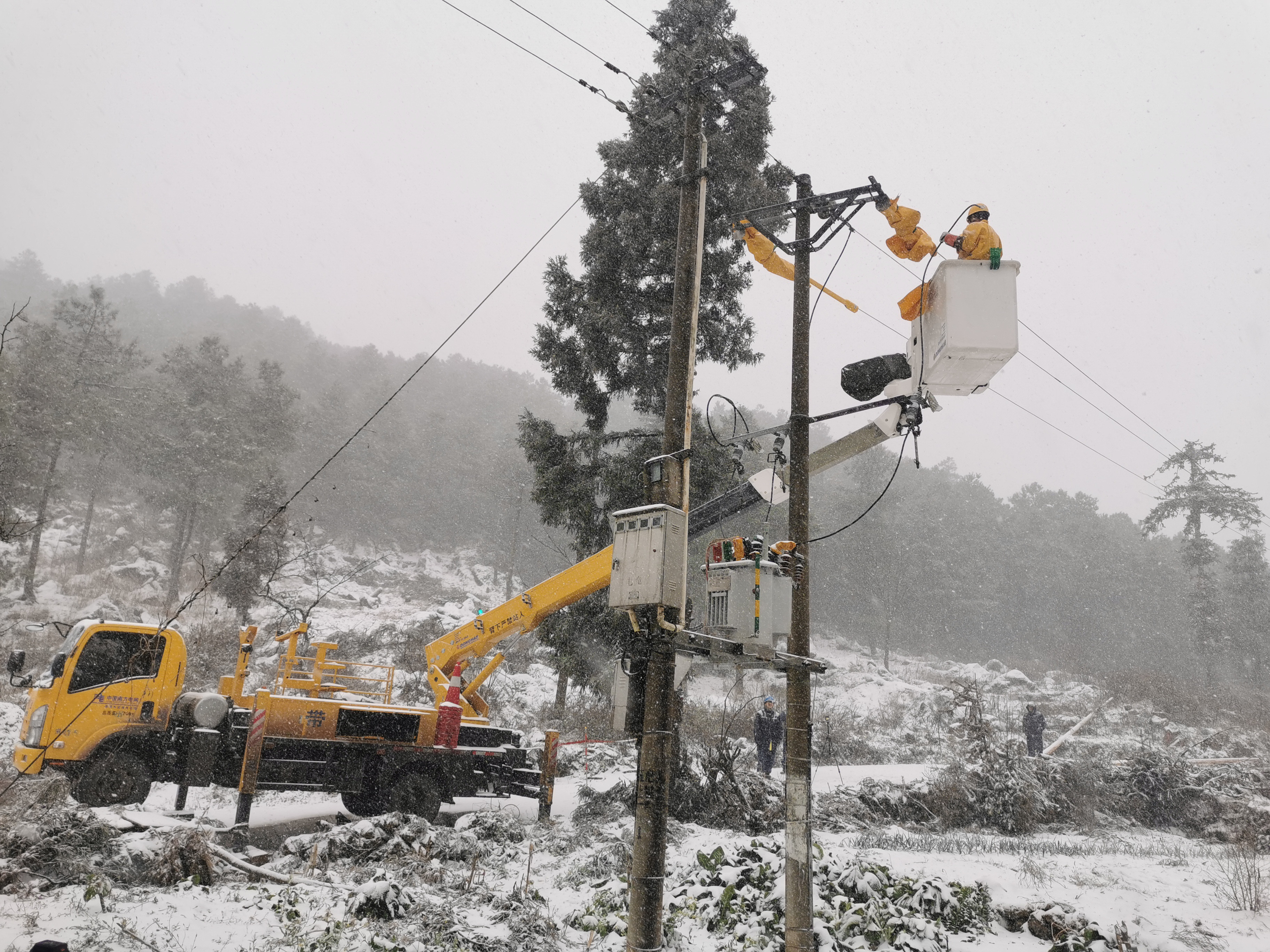 云南电网:迎风斗雪保供电