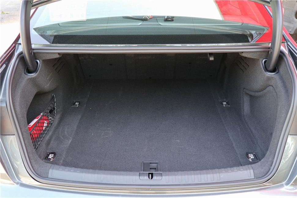 奥迪a6l后备箱关上自动弹开