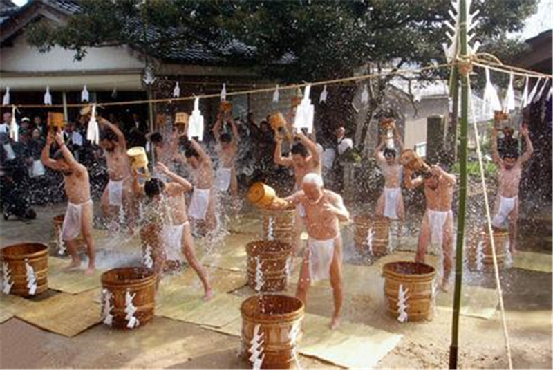 日本"裸祭节,只允许男性参与,上万名赤身男性争夺"宝木"