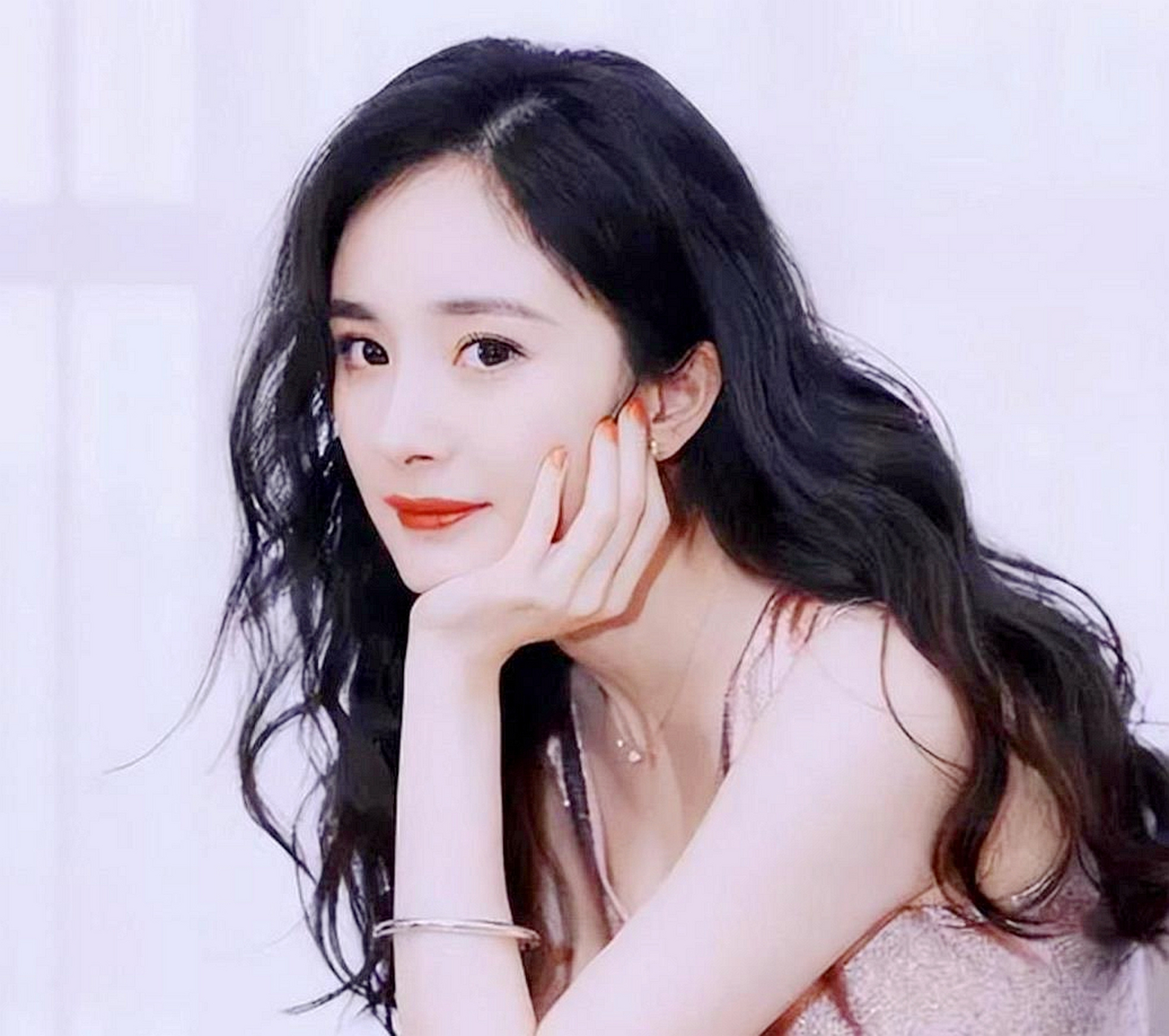 杨幂与易烊千玺亲密照曝光  titlesplit >杨幂与易烊千玺亲密照曝光