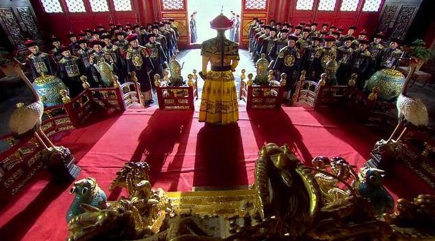 清朝官员下跪前,为什么要拍两下袖子?得知原因:难怪国力衰落