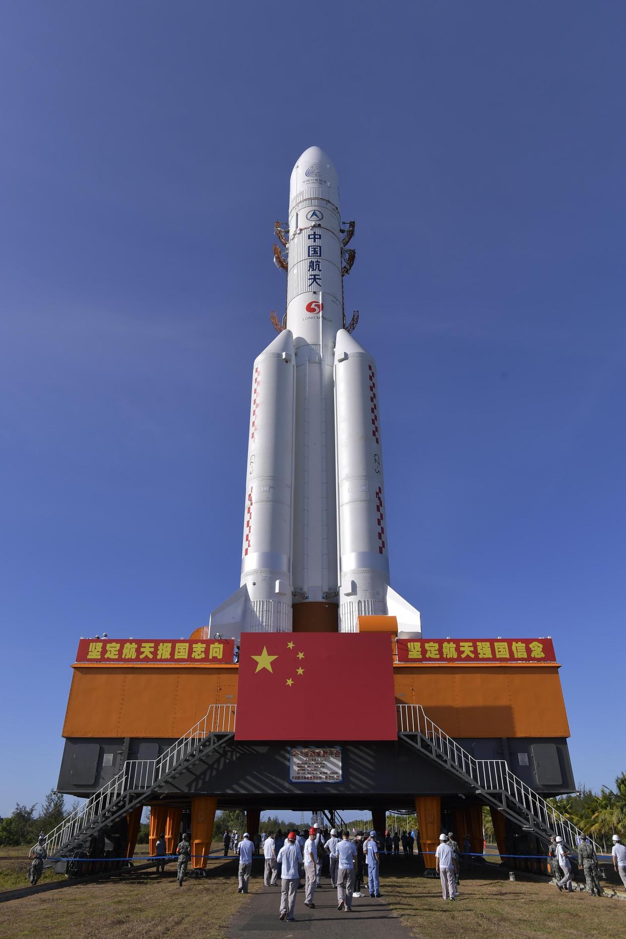 长征五号遥四运载火箭垂直转运至发射区 计划择机实施我国首次火星