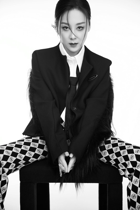 演员魏辰妃最新写真释出 黑西装低马尾时尚造型清爽酷飒