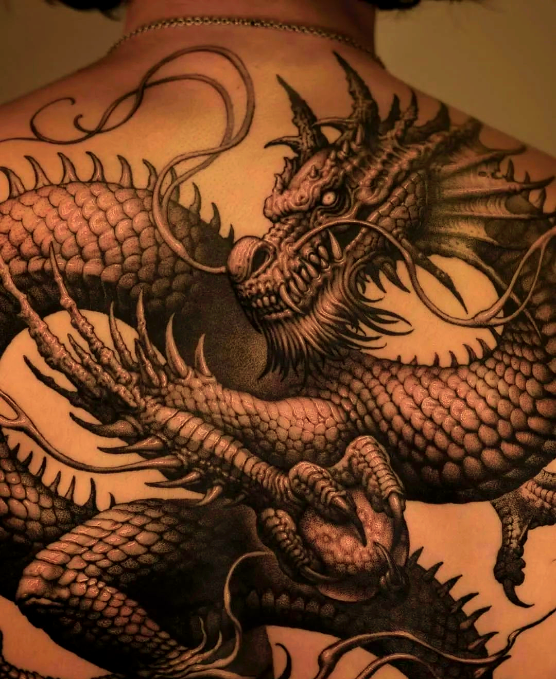 探索龙纹身的艺术:个性表达与深刻寓意
