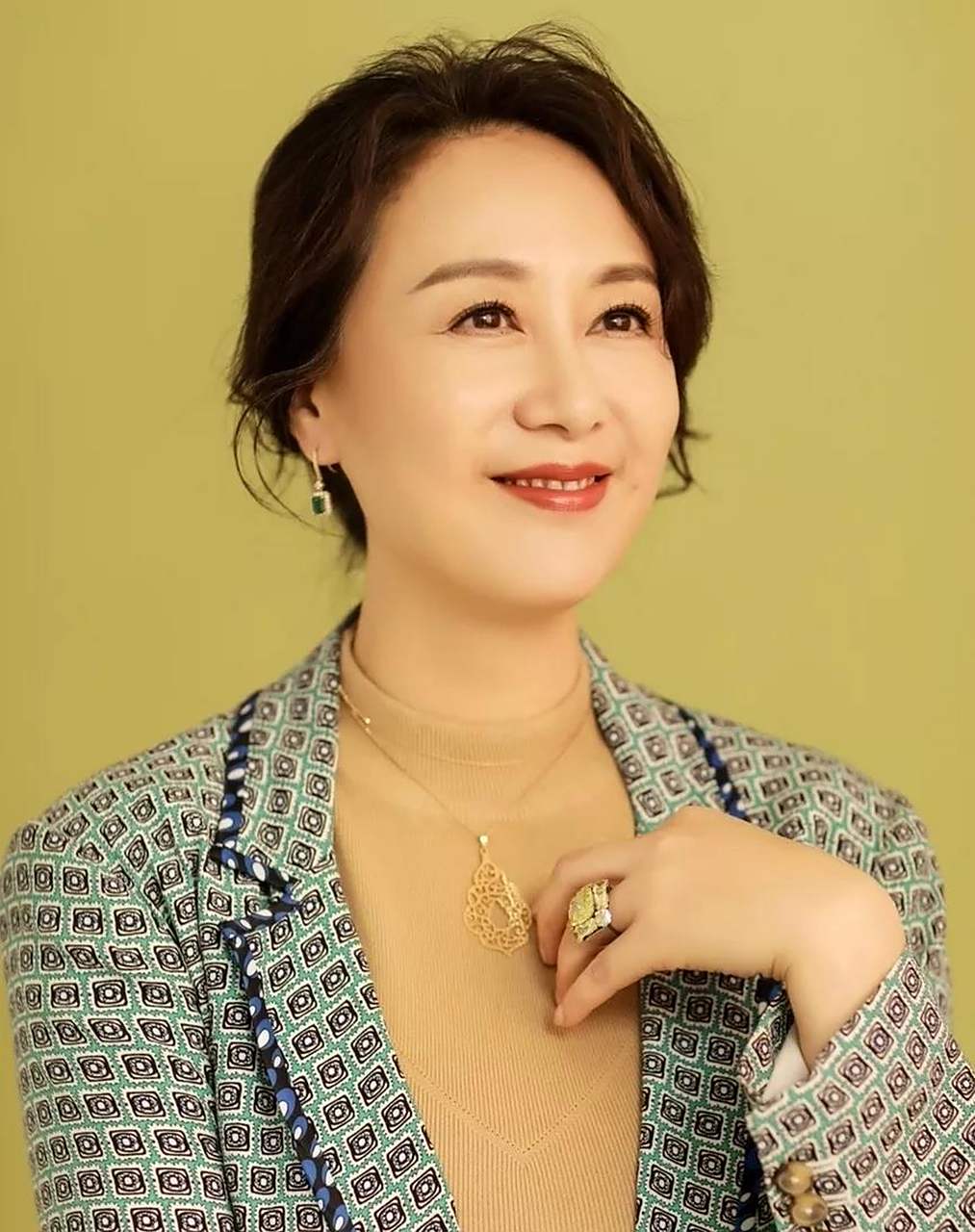 如今吴玉芳年过花甲早已是公认的人生赢家,戏里,人人都夸赞的老戏骨