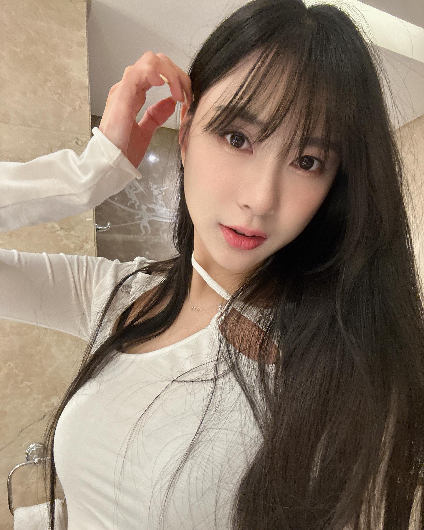 真铁粉7815韩国女团apink吴夏荣再晒曼联球衣,曾穿二客参加打歌