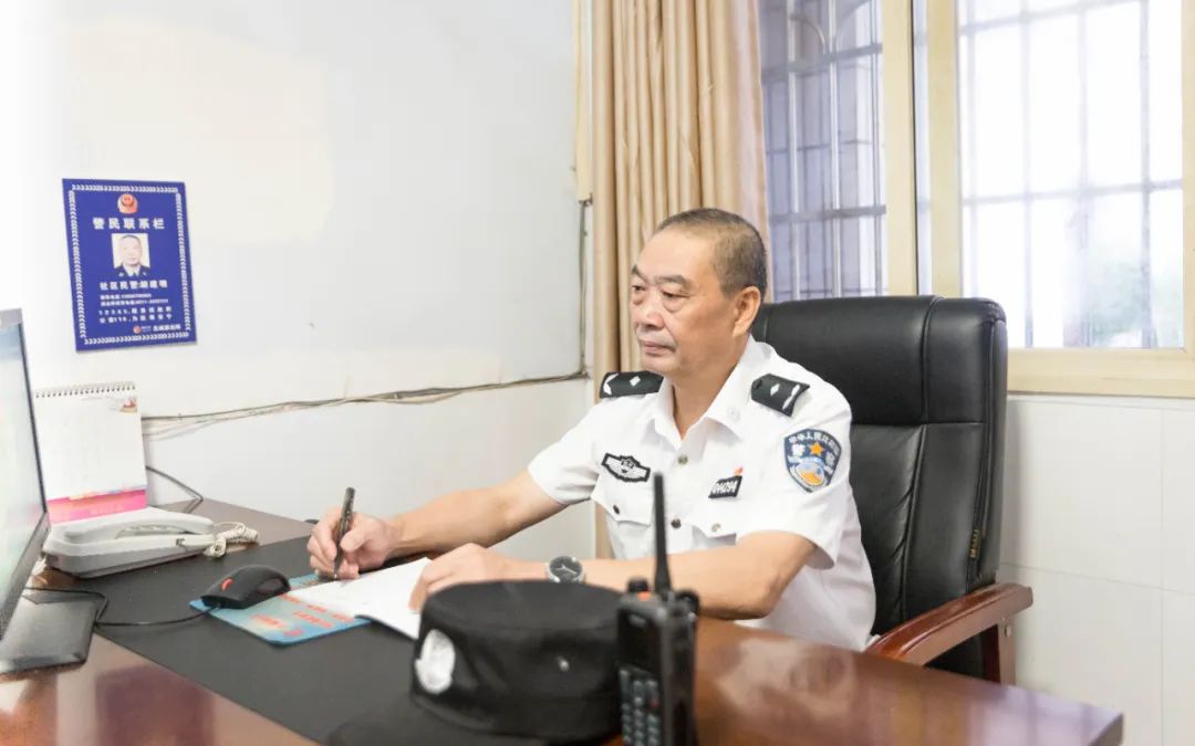 「一线传真」警营"老黄牛"胡建明:随叫随到的"白衬衣"