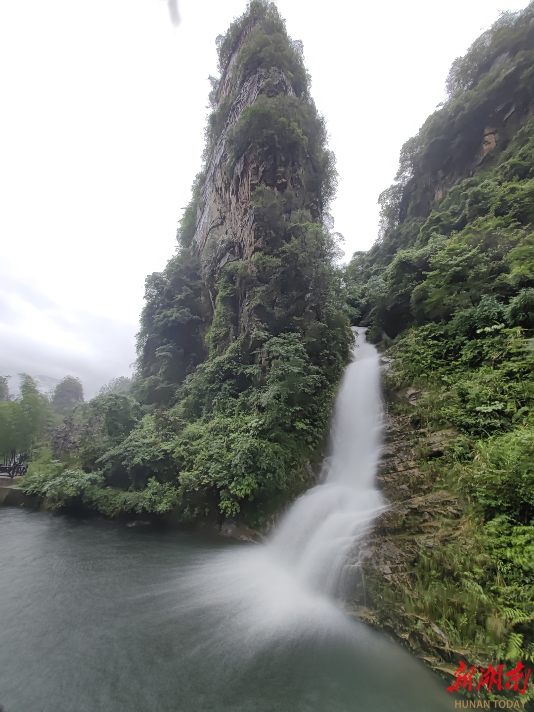 宝峰湖瀑布图片