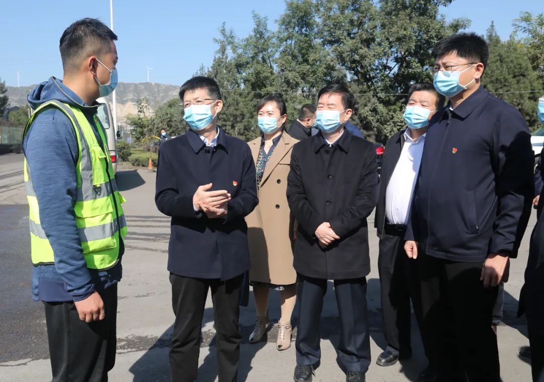韦红革周新强检查高速出口疫情防控和保供保畅工作