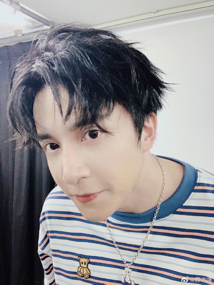 薛之谦再次深夜更博 分享最新自拍状态满分