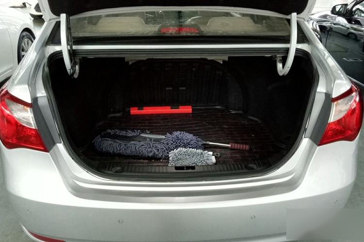 现代悦动后备箱怎么开,悦动后备箱开关位置及尺寸容积