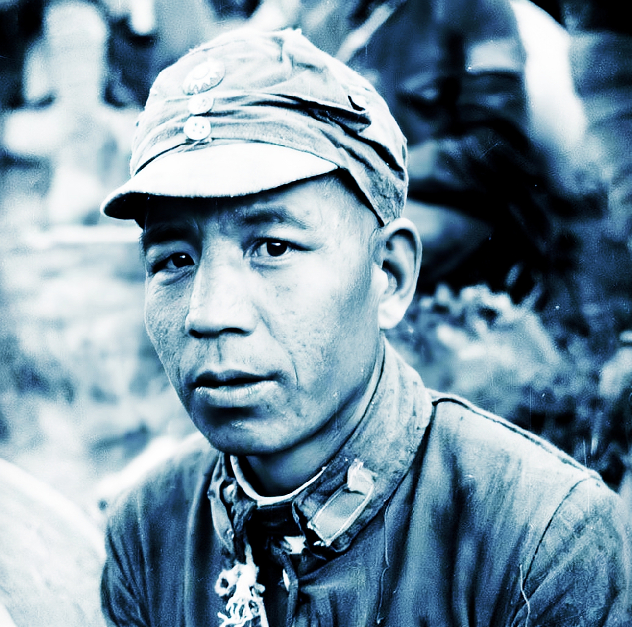 中八军军服的对比图.他的衣服破旧,但干净利落,一副军人的模样.