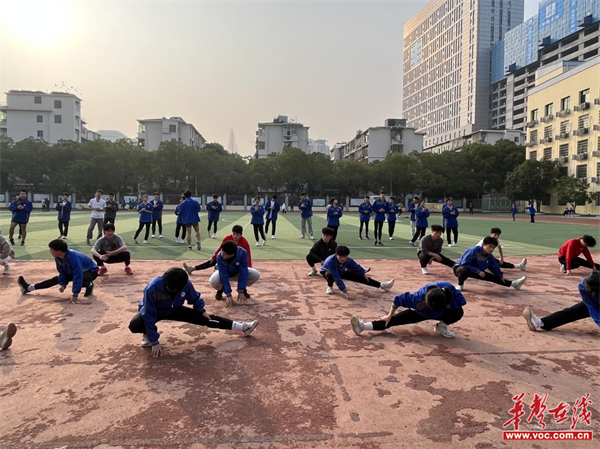 鄯善县第二中学校长图片