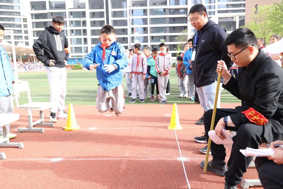 西安市曲江第十三小學舉行春季田徑運動會