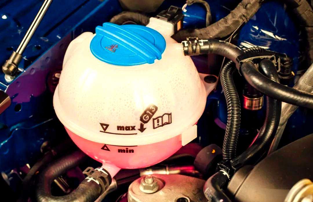 这是因为汽车上用于检查冷却液的装置,即副水箱或膨胀壶,其结构可能有