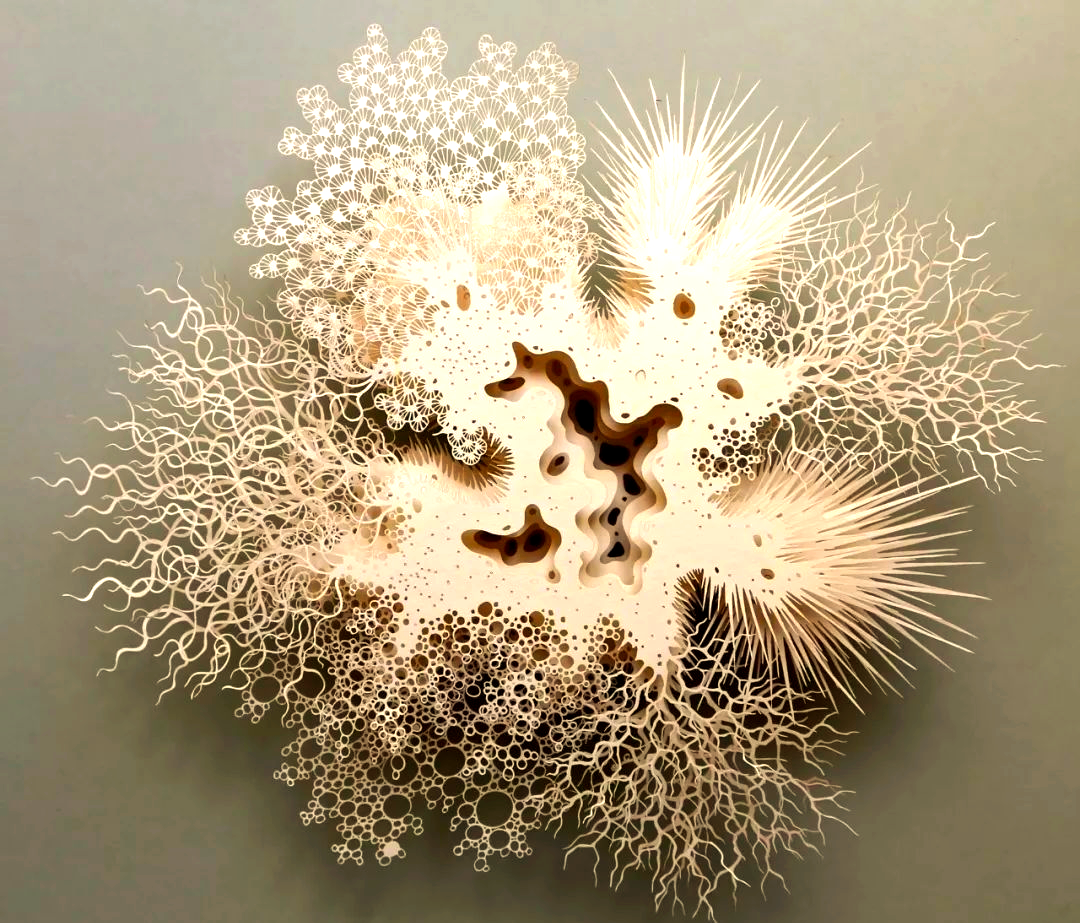 与传统的纸面平面雕刻迥然不同,他的作品更增添了一份浮雕般的质感和