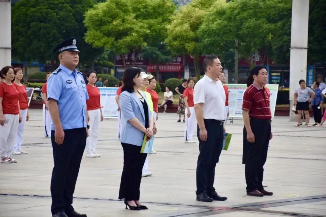 唤万民"主题活动在南洲广场启动,县领导钟剑波,胡劲峰,潘德志参加活动