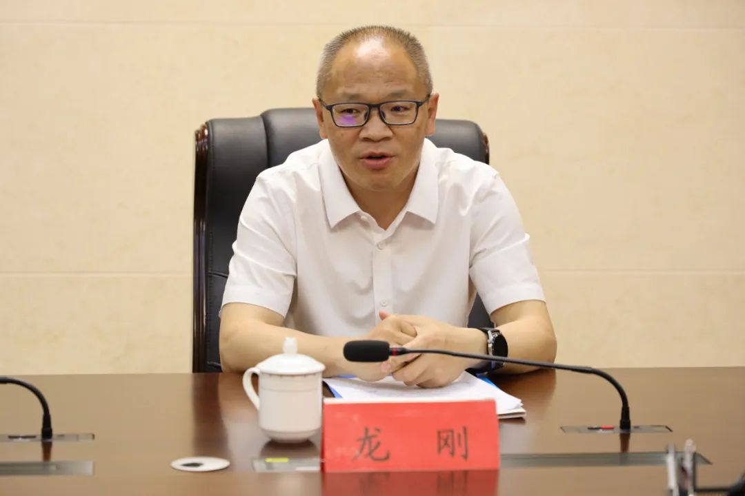 区委书记龙刚到东川区法院调研指导工作