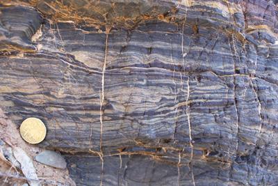 图中是"条带状铁层",富铁物质呈红色部分,富硅物质呈白色