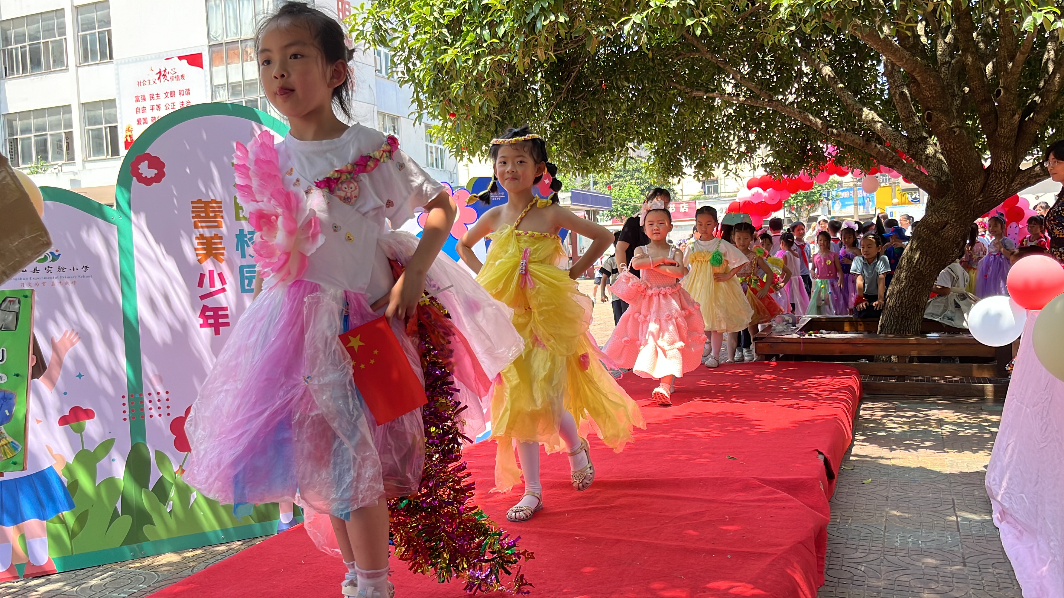 小学生走秀环保服装图片