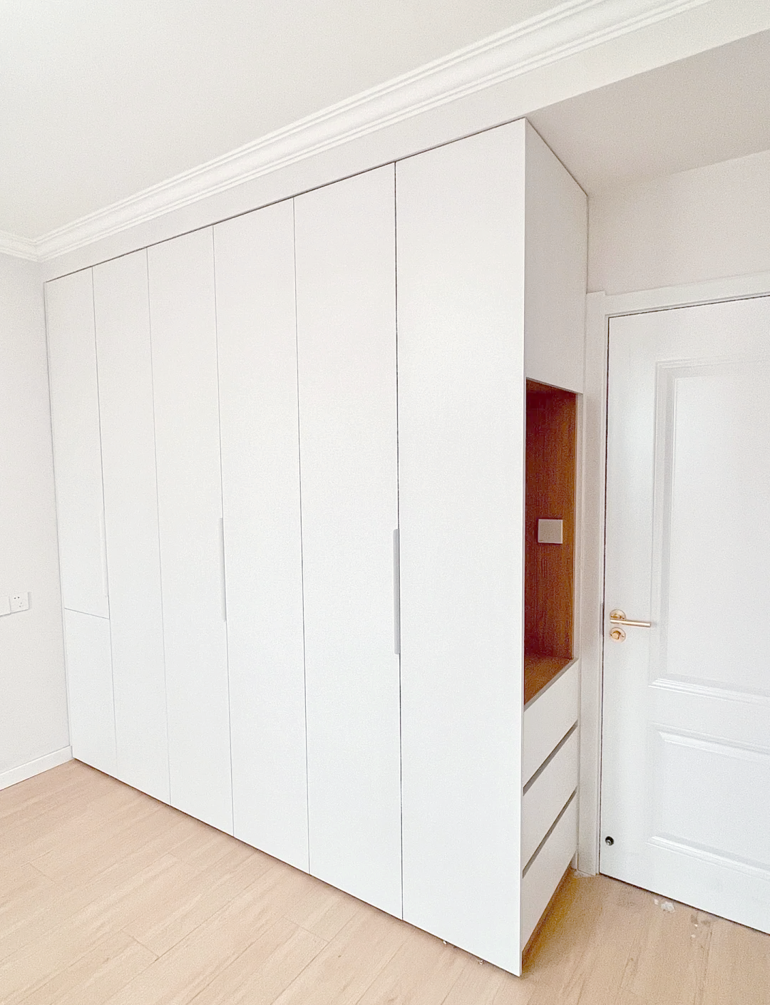 还能确保石膏线与窗帘盒以及衣柜吊顶之间实现无缝衔接,从而进一步