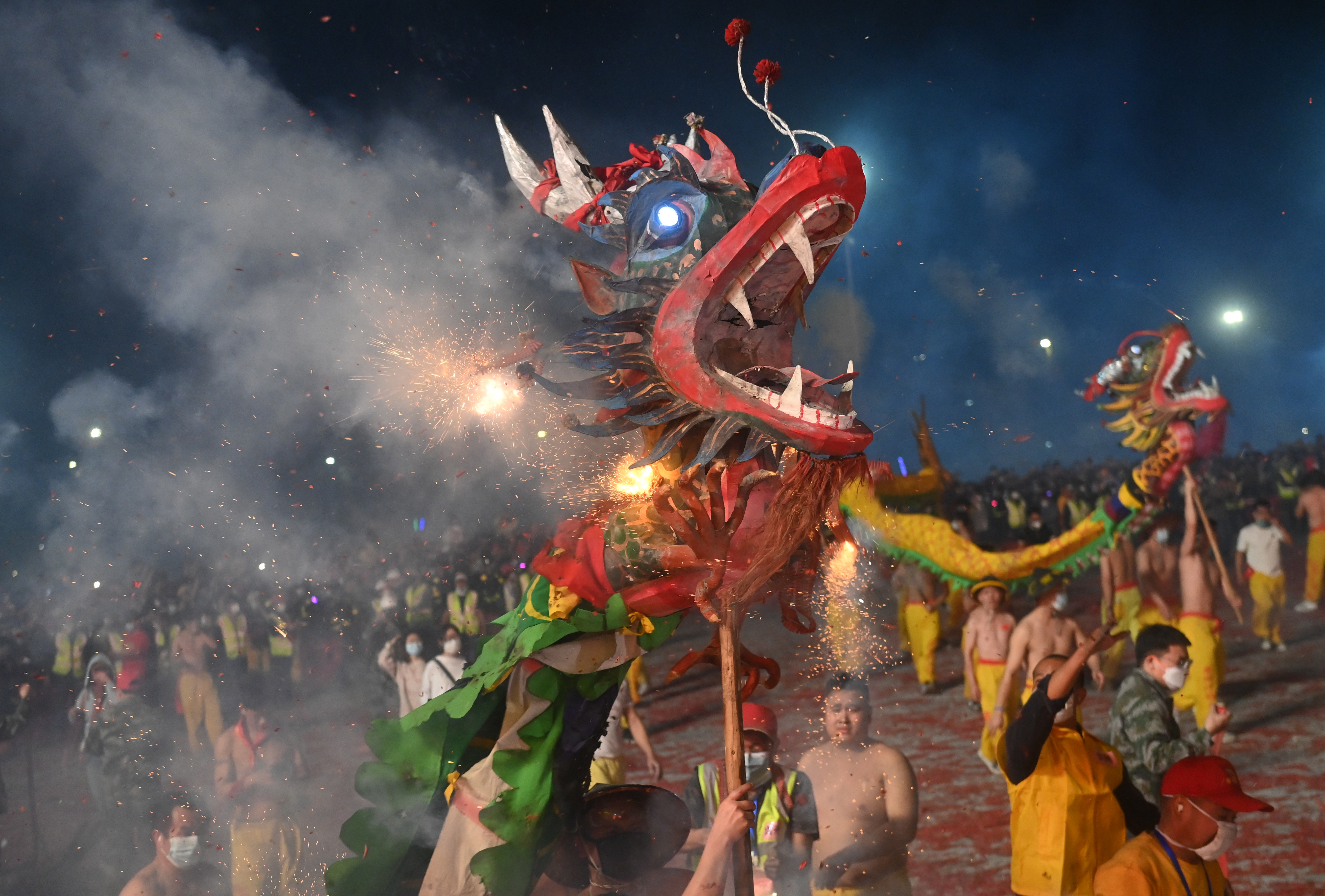 新春走基层|广西宾阳:炮龙腾舞庆新春