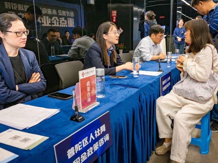 招聘会_招聘会最新招聘通知_招聘会心得体会
