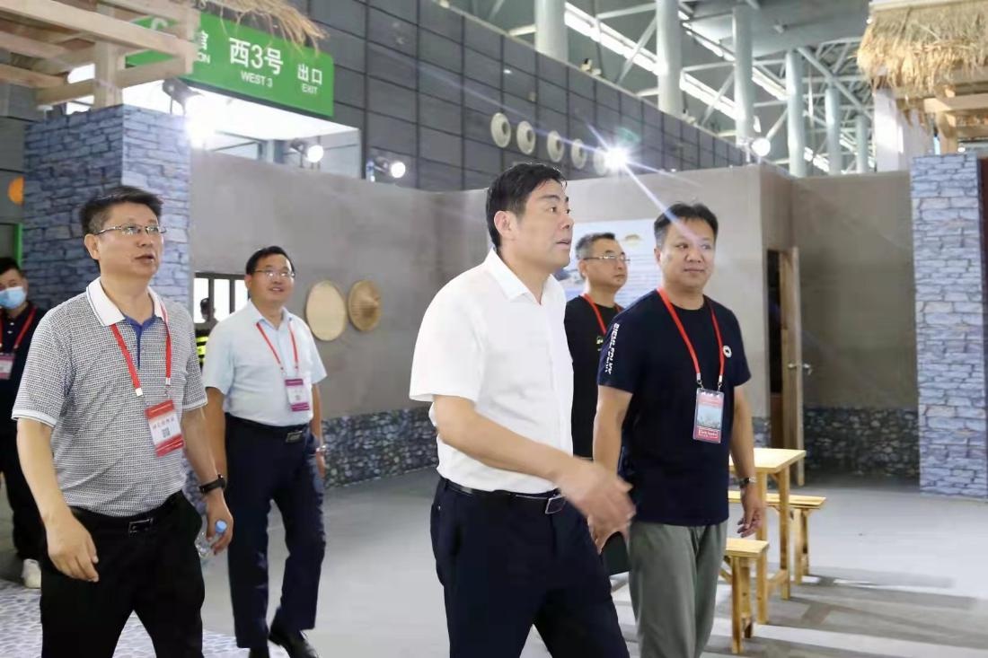 卢仕仁现场检查合肥农交会各展馆布展进度