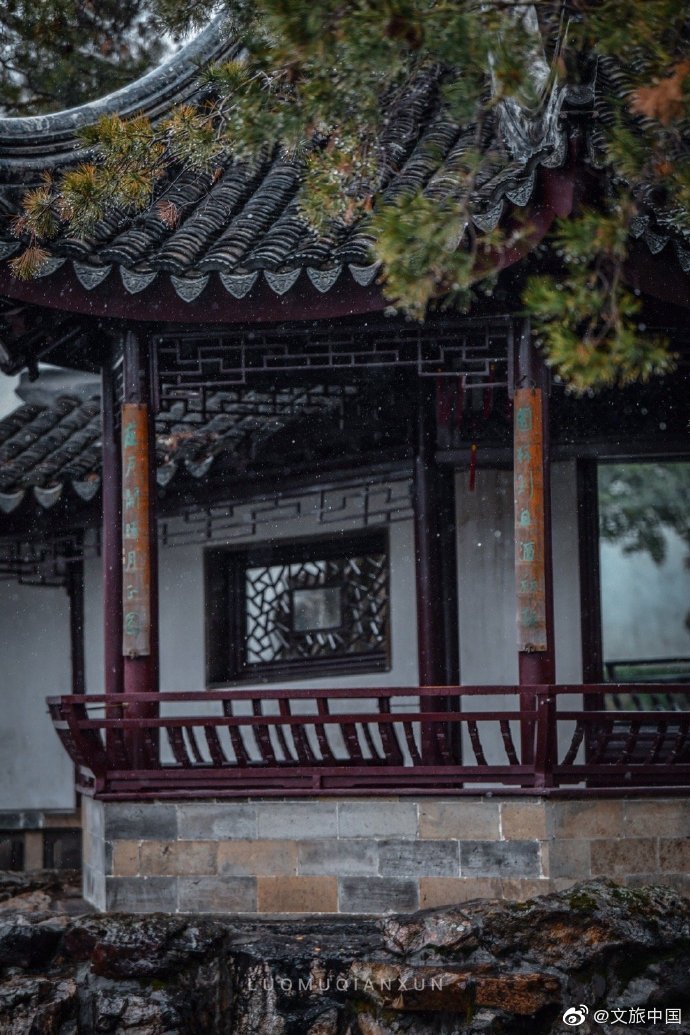 "江南烟雨落,佳人楼台望"