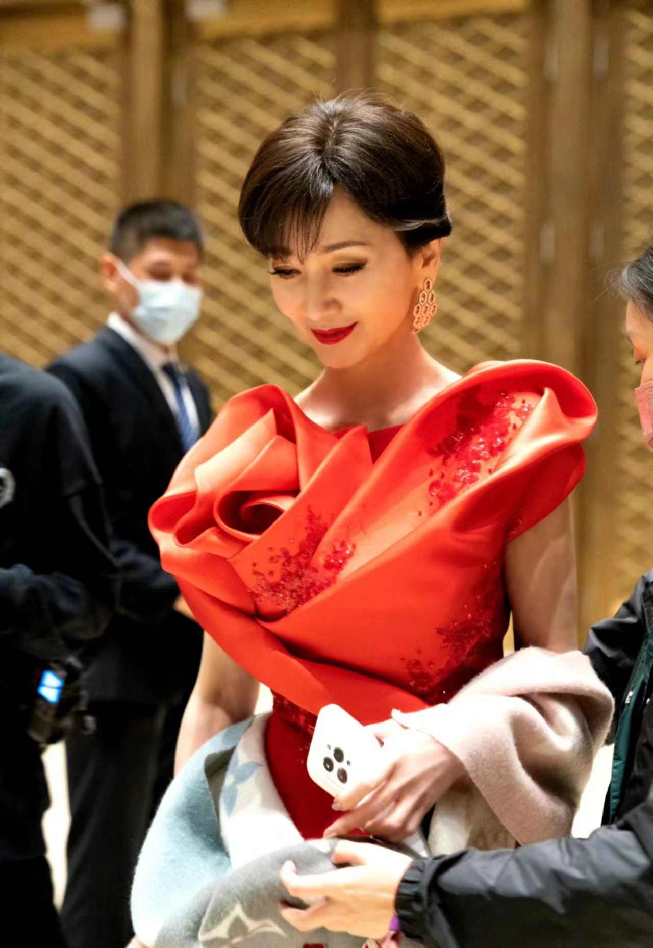 赵雅芝出席北京国际电影节,一袭大红色开叉长裙,温柔又优雅!