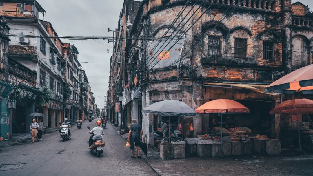 广东湛江.这是一座海滨城市,老城内的墙壁斑驳陆离.