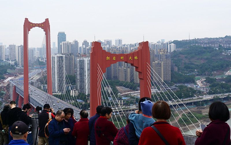 重庆市民期盼已久的红岩村大桥桥面正式通车