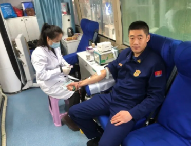 辽宁鞍山刘本成被授予"中国消防忠诚卫士"